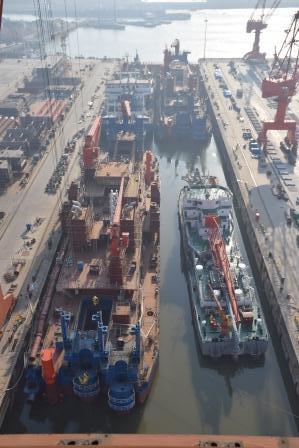 江蘇海新重工熱烈慶祝4艘船舶同日下水、出塢